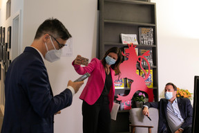 Julien Delpy, directeur du Paperjam Club, Nathalie Reuter, directrice des développements éditoriaux, et Xavier Bettel, Premier ministre ((Photo: Matic Zorman / Maison Moderne))