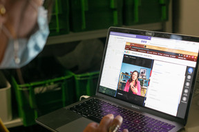 Les participants ont pu partager des questions et également écouter le Live Chat avec une traduction simultanée en anglais et en français. ((Photo: Matic Zorman / Maison Moderne))