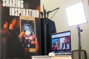 Les participants ont pu partager des questions et également écouter le Live Chat avec une traduction simultanée en anglais et en français. ((Photo: Matic Zorman / Maison Moderne))