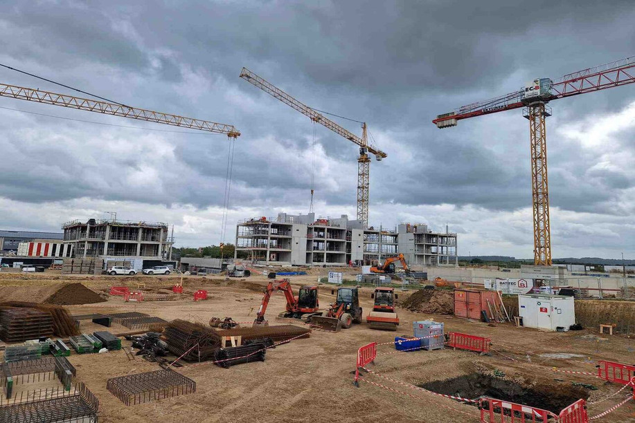 Premier coup de pelle du projet de construction de trois ensembles résidentiels à Mamer. (Photo: Fonds du Logement)