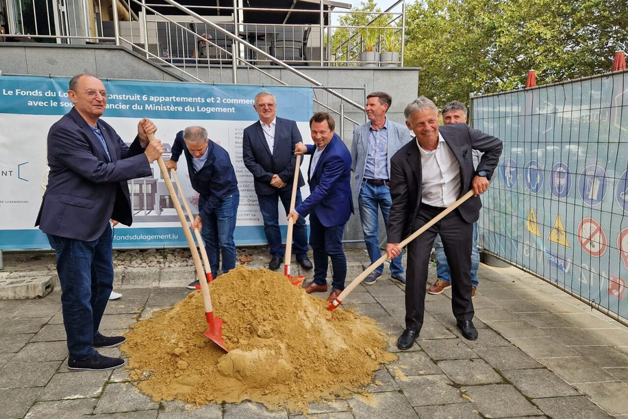Premier coup de pelle du projet de rénovation et d’extension d’un ancien bâtiment Post à Remich. (Photo: Fonds du Logement)