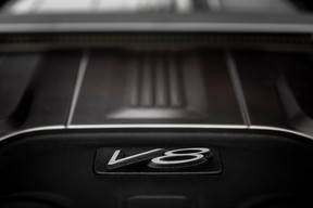Le V8 exprime tout son caractère en mode sport et on ne se lasse pas de rétrograder pour mieux entendre le pot d’échappement aboyer. (Photo: Patricia Pitsch / Maison Moderne)