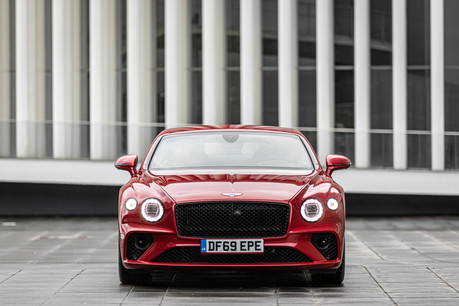 Au niveau du look, l’ADN Bentley est bien présent, avec ses deux optiques encadrant une large calandre et ses deux feux en amande à l’arrière. (Photo: Patricia Pitsch / Maison Moderne)