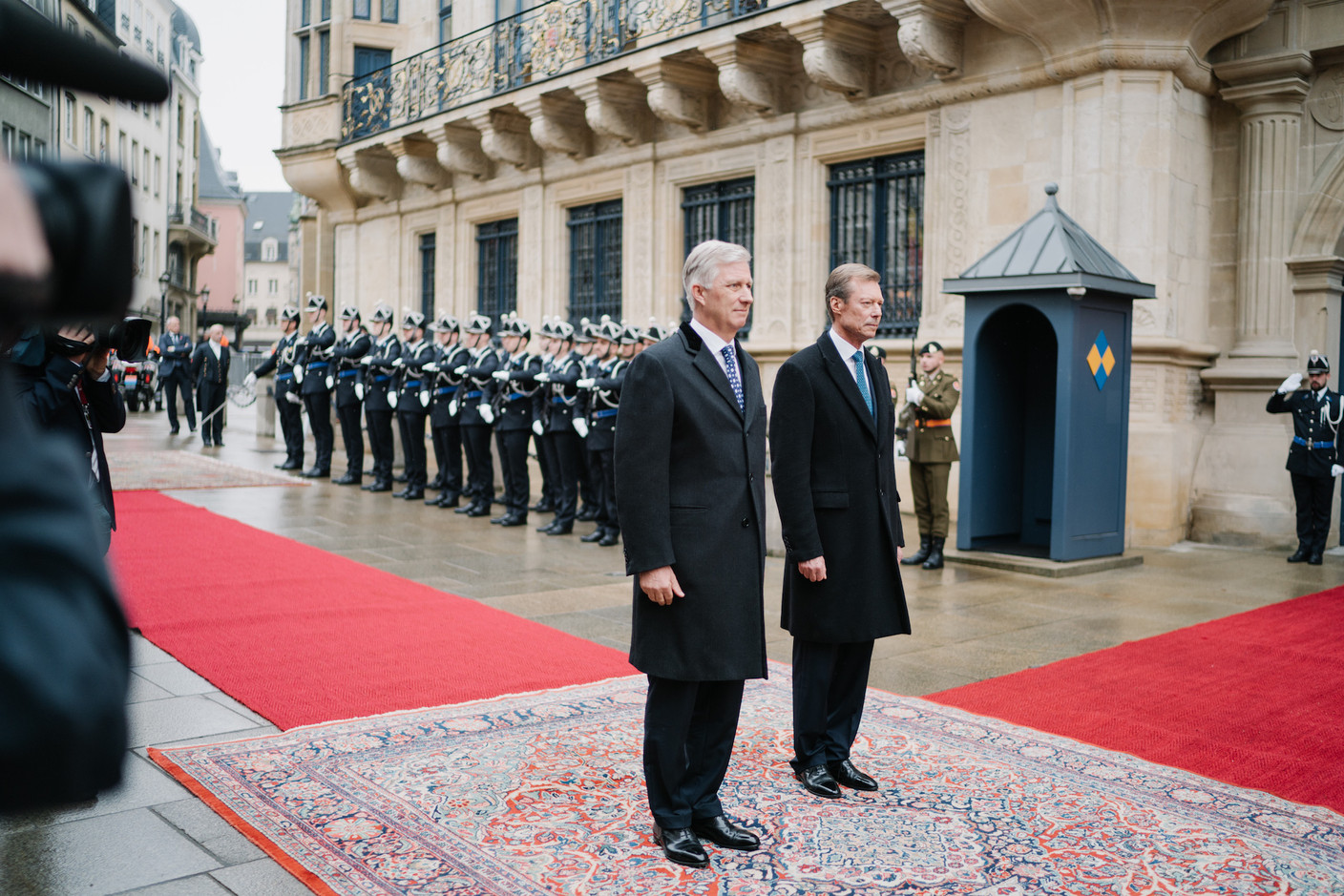 Devant le palais ont eu lieu la revue des troupes et les honneurs militaires. (Photo: Cour grand-ducale/Marion Dessard)