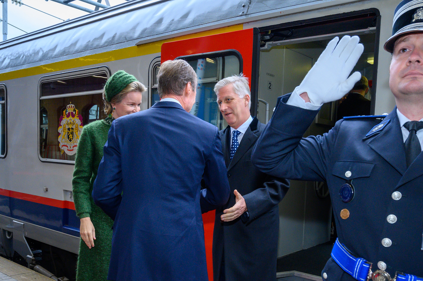 Le Grand-Duc Henri a accueilli le couple royal belge à la descente du train. (Photo: SIP/Charles Caratini)