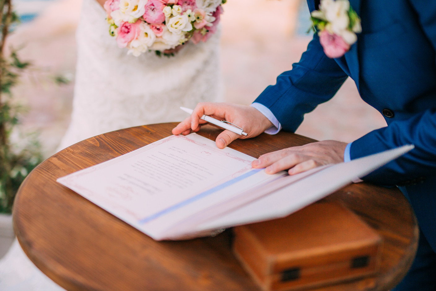  Municipal councils will in the future release a list of possible locations to celebrate matrimony and civil partnership (PACS) in their commune. This new bill regards only civil marriages and not church ceremonies. Photo: Shutterstock.