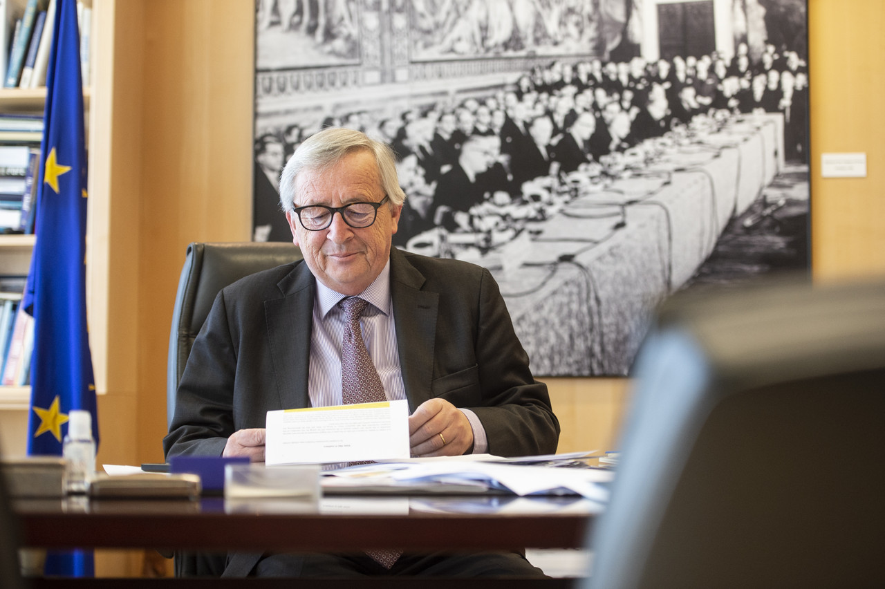 Jean-Claude Juncker à son bureau, au 13 e  étage du Berlaymont, le siège de la Commission européenne. (Photo: Anthony Dehez)