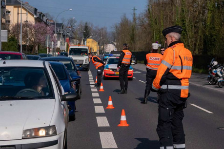 Les contrôles se concentrent avant tout sur les limitations des déplacements sur la voie publique, notamment sur les principaux axes routiers, et sur les rassemblements des personnes ne cohabitant pas. (Photo: Police grand-ducale)