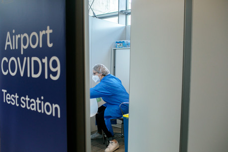 Depuis le 24 décembre, tous les passagers de tous les vols en provenance du Royaume-Uni sont contrôlés systématiquement. (Photo: Matic Zorman / Maison Moderne)