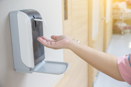 Le respect des gestes barrières est une des armes les plus efficaces contre la propagation du Covid-19. (Photo: Shutterstock)
