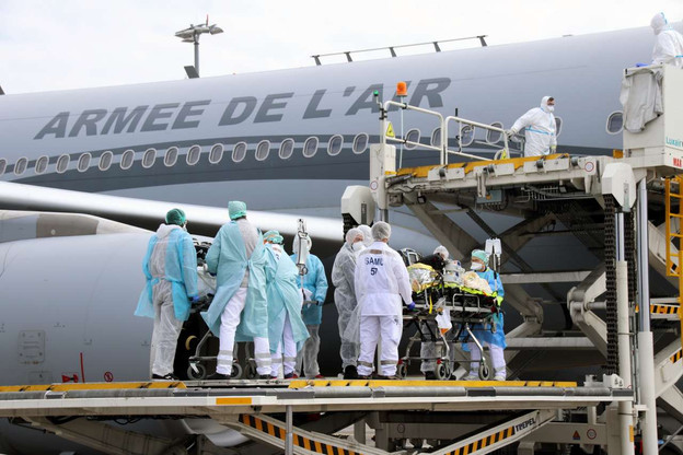 Prise en charge de six patients en réanimation depuis le Grand-Est en France au Findel. (Photo: CGDIS)