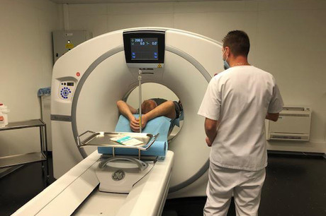 L’installation d’un nouveau scanner aux HRS a été rendue possible en deux semaines grâce au soutien du ministère de la Santé et des équipes techniques, mais aussi de firmes telles que GE Healthcare, Portakabin et Genista. (Photo: HRS)