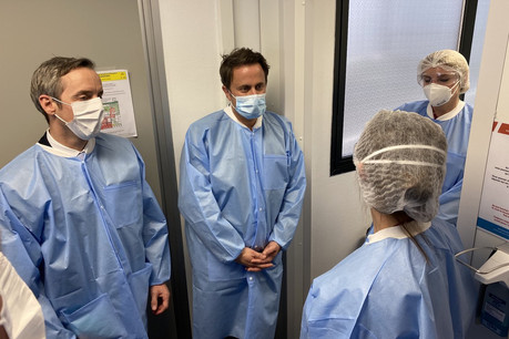 Le Premier ministre, la ministre de la Santé et le bourgmestre d’Esch-sur-Alzette ont rencontré les soignants du Chem et du centre de soins avancés installé à la Rockhal. (Photo : Chem)