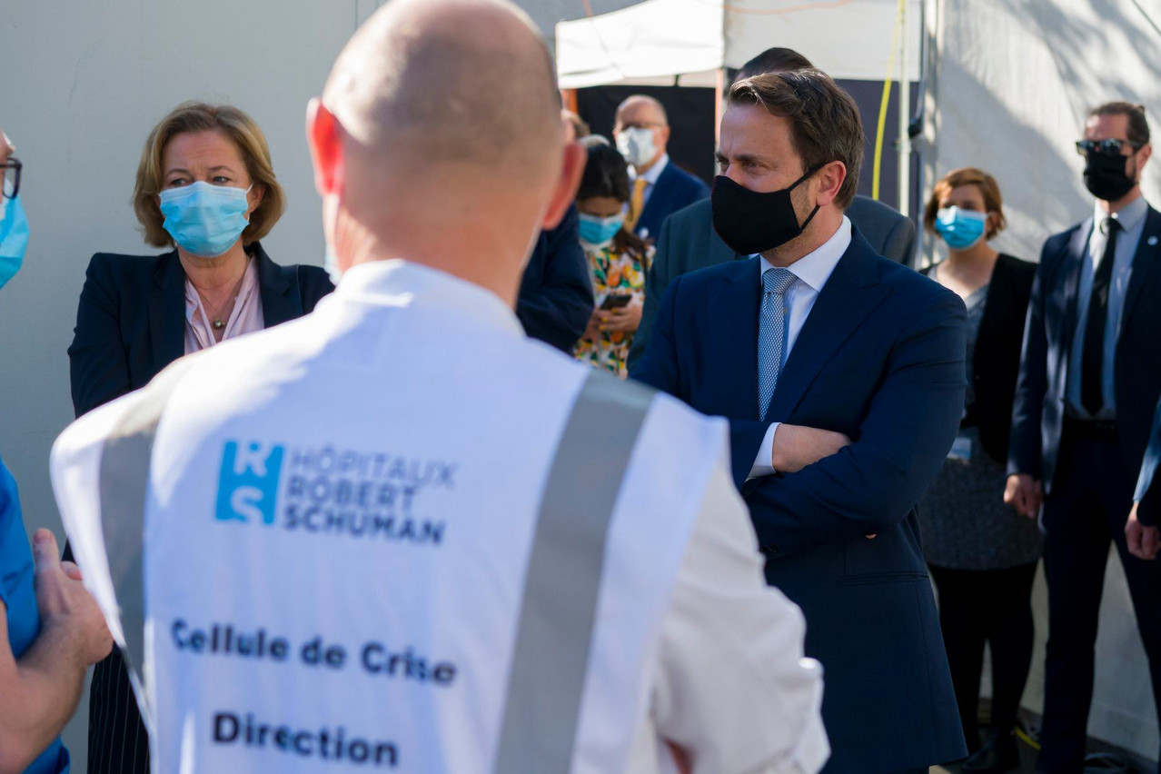 Xavier Bettel et Paulette Lenert ont visité le dispositif Covid des Hôpitaux Robert Schuman. (Photo: Focalize/Emmanuel Claude)