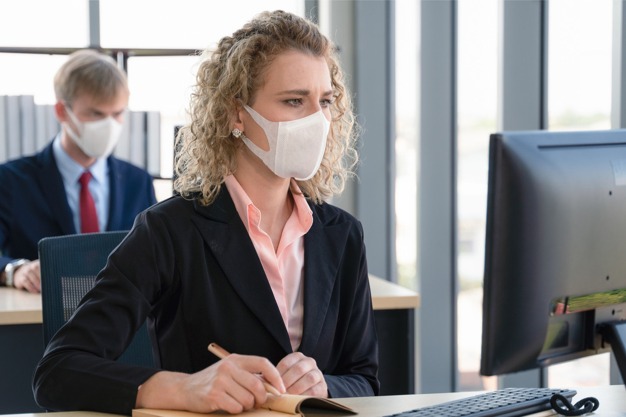 Même s’il est peu actif, le virus reste présent au Luxembourg. Le port du masque reste donc un geste essentiel. (Photo: Shutterstock)