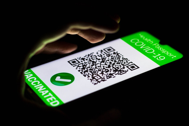 Un QR code désormais certifié – donc protégé contre toute forme de duplication frauduleuse – sera imprimé sur les certificats de vaccination, de test ou de guérison. Il sera contrôlé à l’entrée de l’établissement via une application téléchargeable sur smartphone – qui donnera un feu vert, ou non, pour entrer. (Photo: Shutterstock)