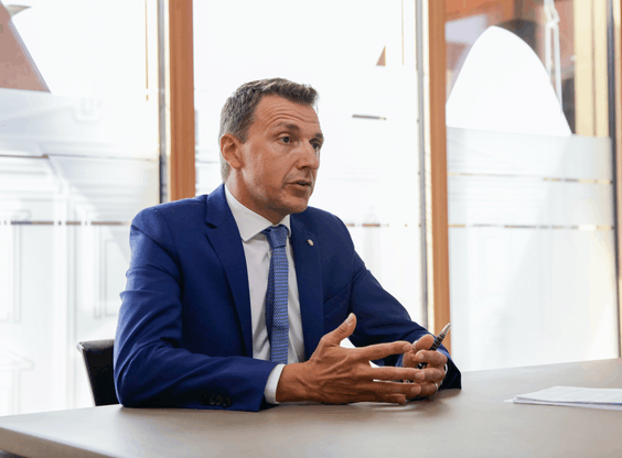 «En se concentrant sur les secteurs porteurs, ouverts à l’international, on devrait pouvoir compenser les difficultés de secteurs locaux qui dépendent directement de la présence ou de l’activité humaine», résume le nouveau managing partner de KPMG, au sujet de l’évolution de l’économie luxembourgeoise en raison de la crise. (Photo: Romain Gamba/Maison Moderne)