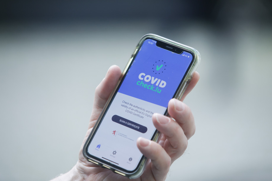 Companies are allowed to hold their daily meetings and request the CovidCheck. But they must have options for reluctant employees. (Photo: Matic Zorman/Maison Moderne)