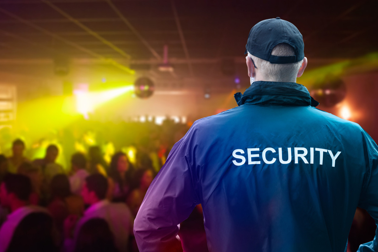 Security guards have been given a new task: checking covid tests, recovery and vaccination certificates Photo: Shutterstock
