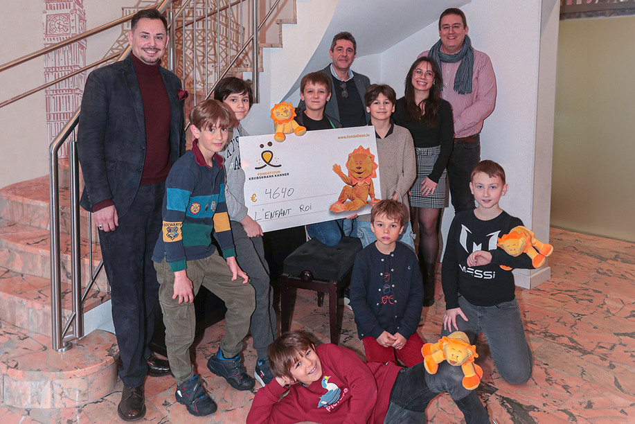 Guillaume Godard, président-directeur général de L’Enfant Roi; Benoît Billo, responsable communication Fondatioun Kriibskrank Kanner; Charlotte Thiriot, responsable communication L’Enfant Roi; Olivier Toussaint, directeur de l’École Maria Montessori, et les enfants de l’École Maria Montessori. (Photo: T.F.)