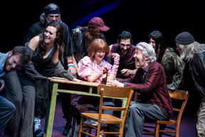 Café terminus est une pièce dystopique de Frank Hoffmann où des personnages se réfugient dans un café pour échapper au chaos extérieur, mêlant drame, poésie et satire sociale. (Photo: Café Terminus / Bohumil Kostohryz)