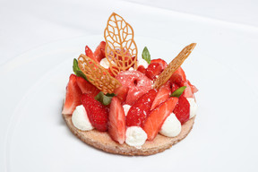 try a gorgeous velvety strawberry, basil whipped cream and vanilla mascarpone tartlet Crédit photo : Marie Russillo (Maison Moderne)