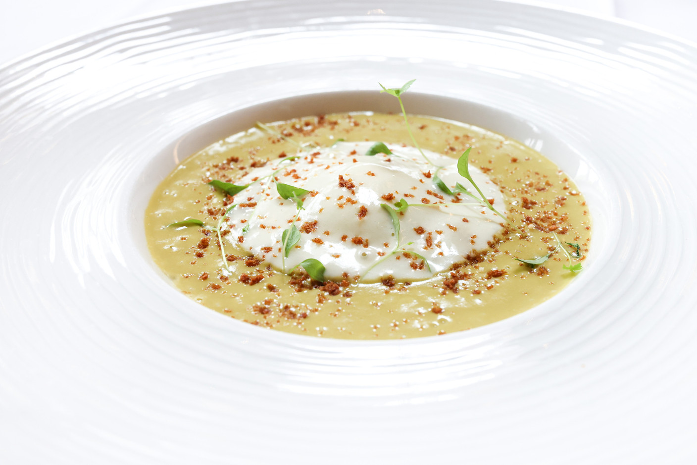 opt for comforting, creamy asparagus soup with an organic poached egg and parmesan foam Crédit photo : Marie Russillo (Maison Moderne)