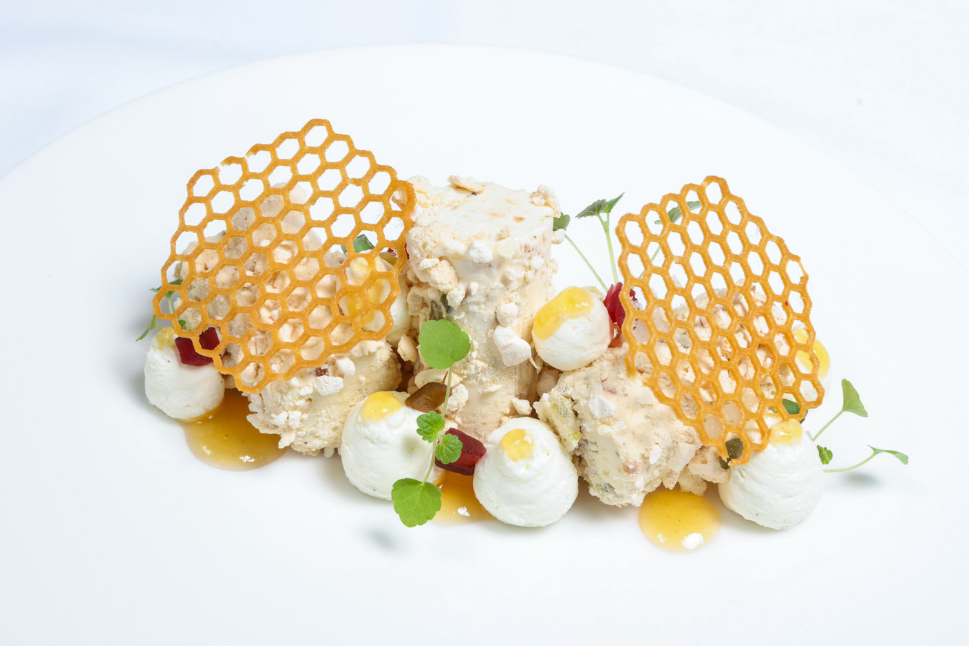 a nougat glacé vacherin — a combination of crisp meringue, ice cream and sorbet, flavoured with pistachios and blossom honey-candied fruits. Crédit photo : Marie Russillo (Maison Moderne)