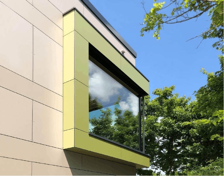 La façade extérieure joue sur deux tonalités. (Photo: iPlan by marc gubbini architectes)