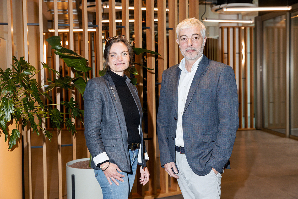 Valérie Vanderveken, ESG Project Manager, et William Moulin, Head of Luxembourg chez Nextensa, au cœur du complexe Moonar, symbole de la stratégie ESG du groupe. Photo : Romain Gamba