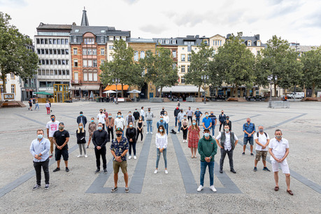 Si les patrons des établissements de nuit sont évidemment les premiers concernés quant à la situation actuelle du secteur, ils sont rejoints dans leur cri d’alarme par leur personnel, les artistes, les DJ et les fournisseurs. Sur cette photo prise pour Paperjam ce lundi 24 août, les équipes de l’Apoteca, du Saumur Crystal Club, du Bar Rouge, du Gotham, du M Club, du Melusina et de nombreux autres professionnels de la nuit luxembourgeoise se sont donné rendez-vous pour témoigner de leurs inquiétudes. (Photo: Jan Hanrion/Maison Moderne Publishing SA)