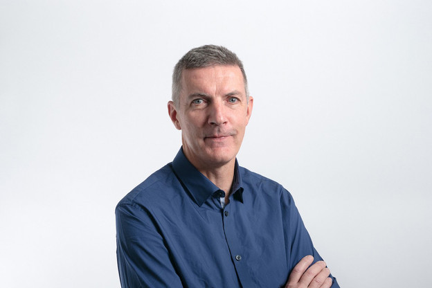 «Nous avons bénéficié d’un mouvement de solidarité spontanée, de la part d’entreprises ou de particuliers, qui nous ont fourni du matériel, des masques, du désinfectant. Beaucoup de gens essaient de nous aider, c’est réjouissant et je voudrais les remercier tous», déclare le président de Médecins du Monde Luxembourg, Jean Bottu. (Photo: Agence VOUS)