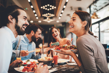 À un certain niveau, la croissance économique ne rend pas les citoyens plus heureux. C’est leur relation à l’autre qui peut doper leur bien-être. (Photo: Shutterstock)