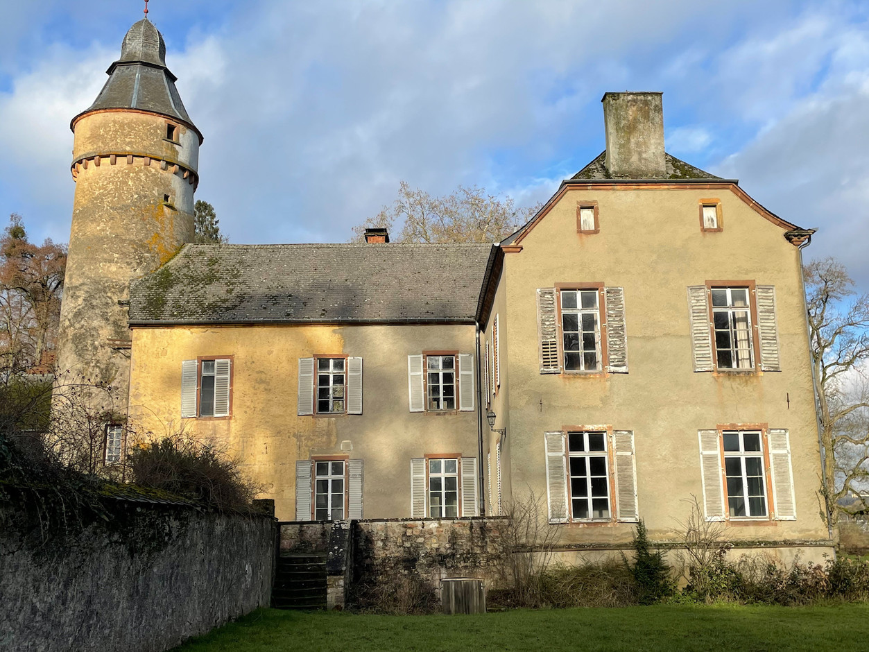 Le château de Birtrange se déploie aussi à l’arrière. (Photo: Croix-Rouge luxembourgeoise)