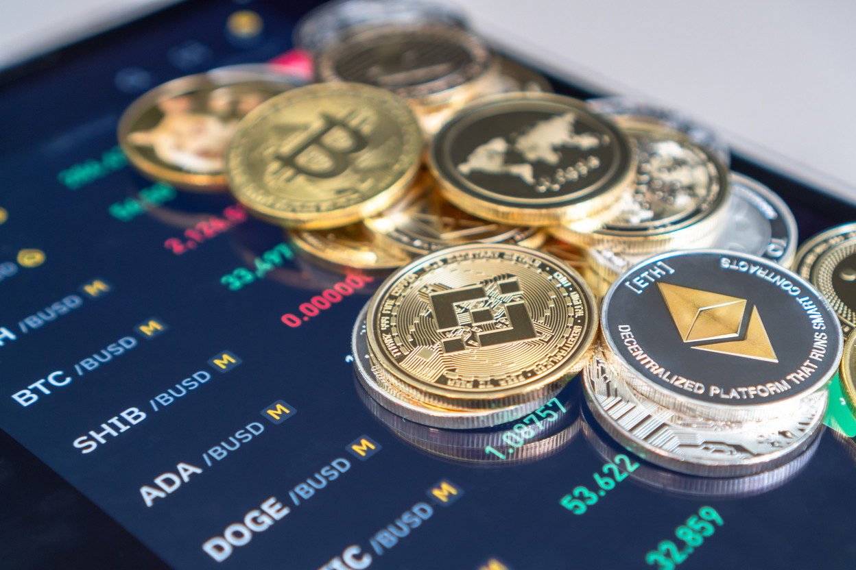 Investing in crypto, as with any investment, requires careful thought and--above all--a good financial education. Photo: Shutterstock