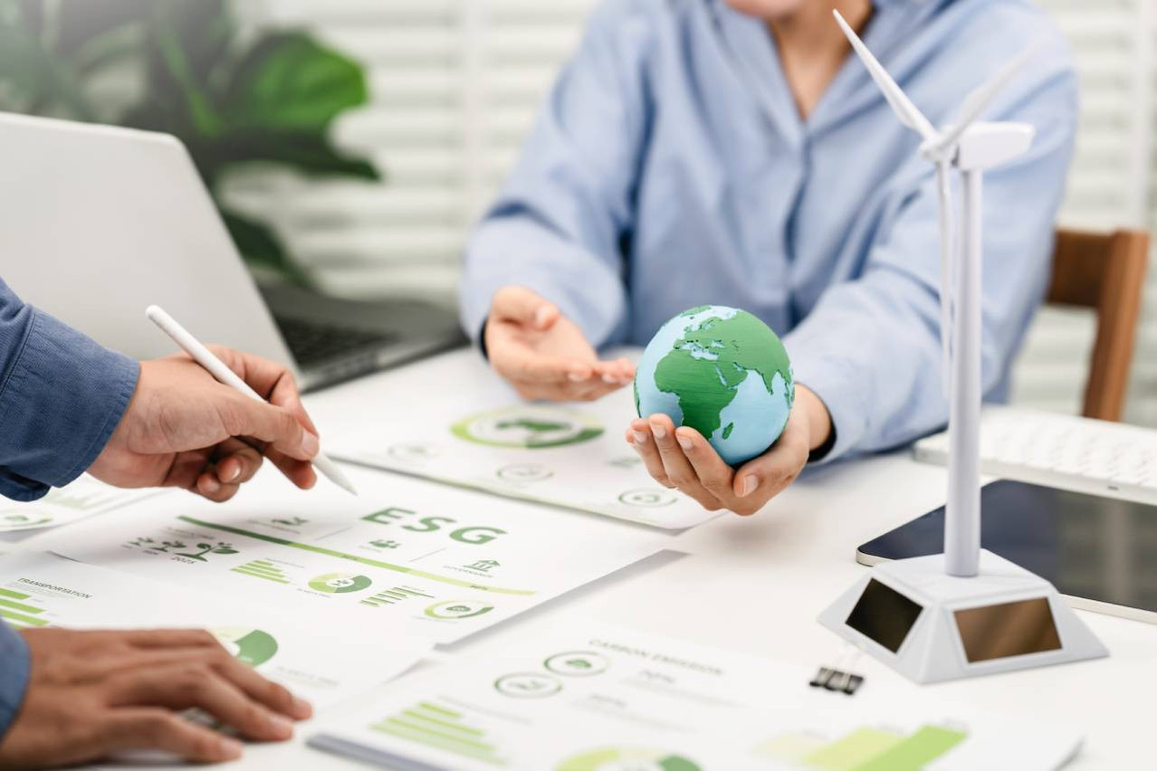 According to a survey conducted by Arendt and the House of Sustainability of the Chamber of Commerce, based on responses from 55 organisations with an operational presence in Luxembourg, companies are continuing CSRD preparation and reporting despite Omnibus I changes, while identifying “value chain data collection” as the main operational obstacle due to limits in supplier transparency and data reliability.  Photo: Shutterstock