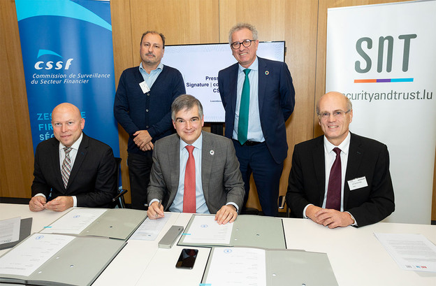 Stéphane Pallage (Uni), Claude Marx (CSSF) et Björn Ottersten (SnT) ont signé une convention-cadre de recherche pour trois ans. (Photo: CSSF)