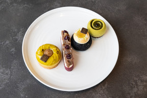 Dessert lovers will be delighted with the dessert cart. (Photo: Maison Moderne)