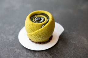 Dessert lovers will be delighted with the dessert cart. (Photo: Maison Moderne)