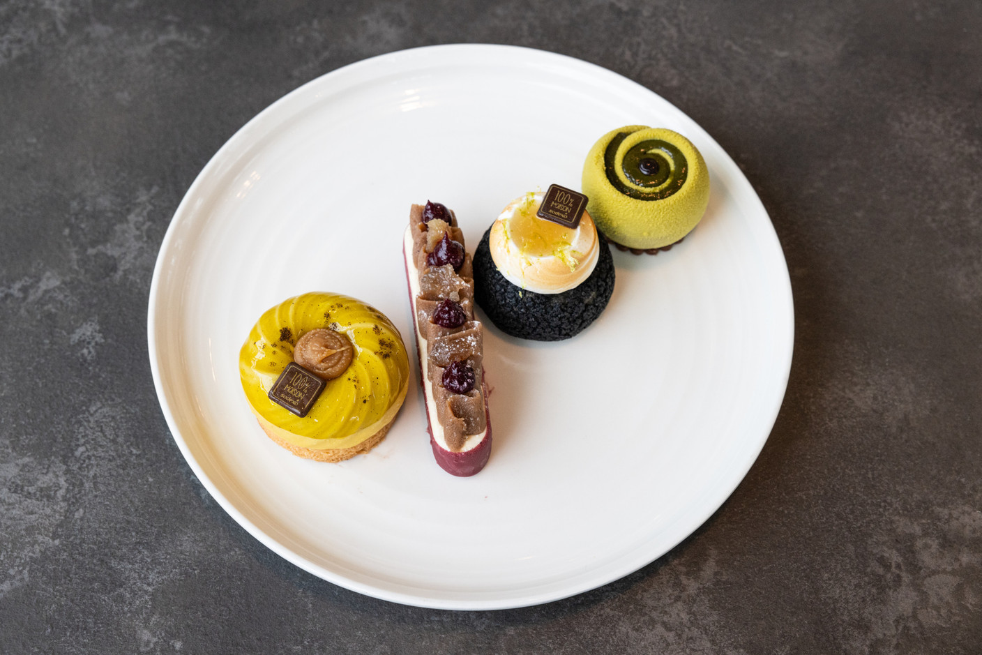 Dessert lovers will be delighted with the dessert cart. (Photo: Maison Moderne)