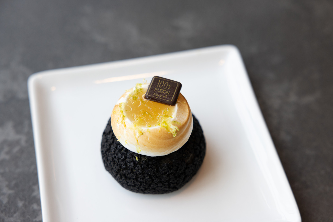Dessert lovers will be delighted with the dessert cart. (Photo: Maison Moderne)