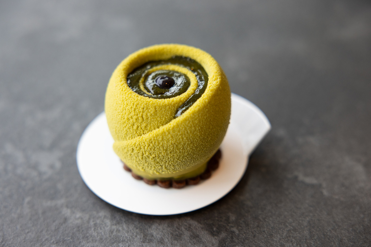 Dessert lovers will be delighted with the dessert cart. (Photo: Maison Moderne)