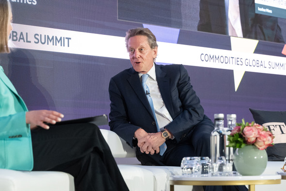 Robert Friedland, président d’Ivanhoe Mines et figure de proue du secteur, estime que le monde est actuellement confronté au bouleversement géopolitique le plus important depuis les années 1950, décrivant un contexte où les chaînes d’approvisionnement s’effondrent et où «Godzilla» fait rage sur la scène internationale.  (Photo: FT Live)