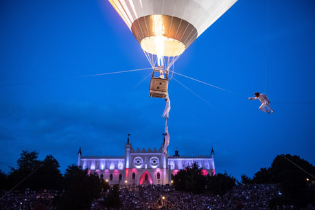 «Exit» , performance circassienne où un groupe de doux dingues tente de s’envoler à bord d’une immense montgolfière (ici au Carnaval Sztukmistrzów 2018
), sera présentée lors de la Nuit de la culture à Esch-sur-Alzette ce samedi 19 septembre. (Photo: Wojciech Pacewicz
w)