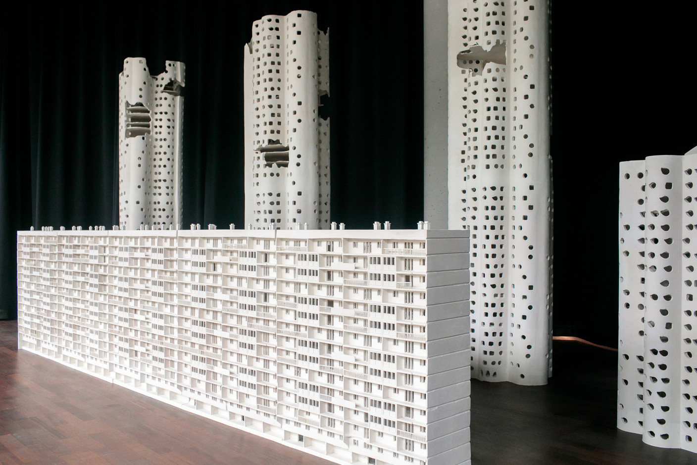 Vue de l’installation «Un Monde parfait» de Martine Feipel et Jean Bechameil. Matic Zorman / Maison Moderne