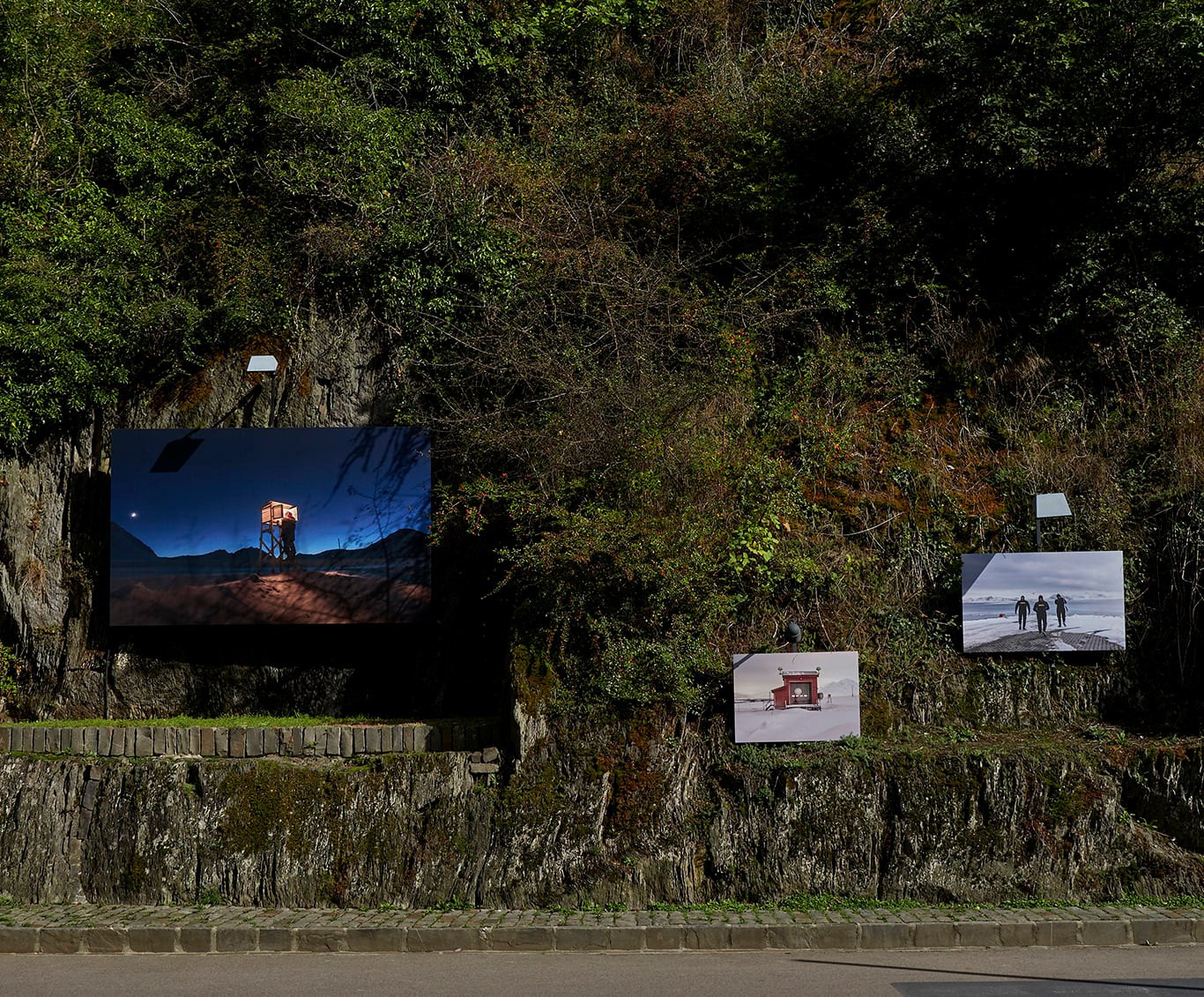 Vue de l’exposition en plein air à Clervaux. (photo: Christof Weber)