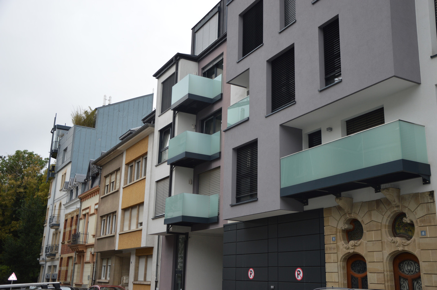On some streets, the modern contrasts with the old. Photos: Maëlle Hamma/Maison Moderne