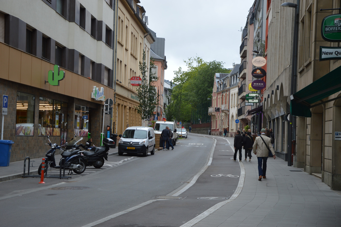 Along Avenue Pasteur, many restaurants and shops are open.  Photos: Maëlle Hamma/Maison Moderne