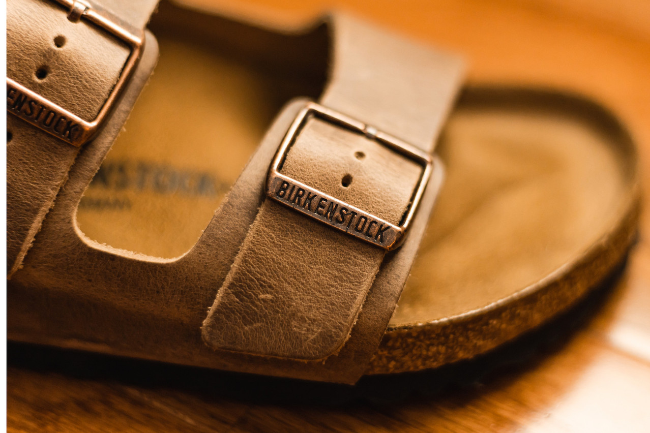 Créée pour des raisons orthopédiques, la Birkenstock est aujourd’hui une sandale très prisée, dont les ventes auraient été dopées par le télétravail. (Photo: Birkenstock)