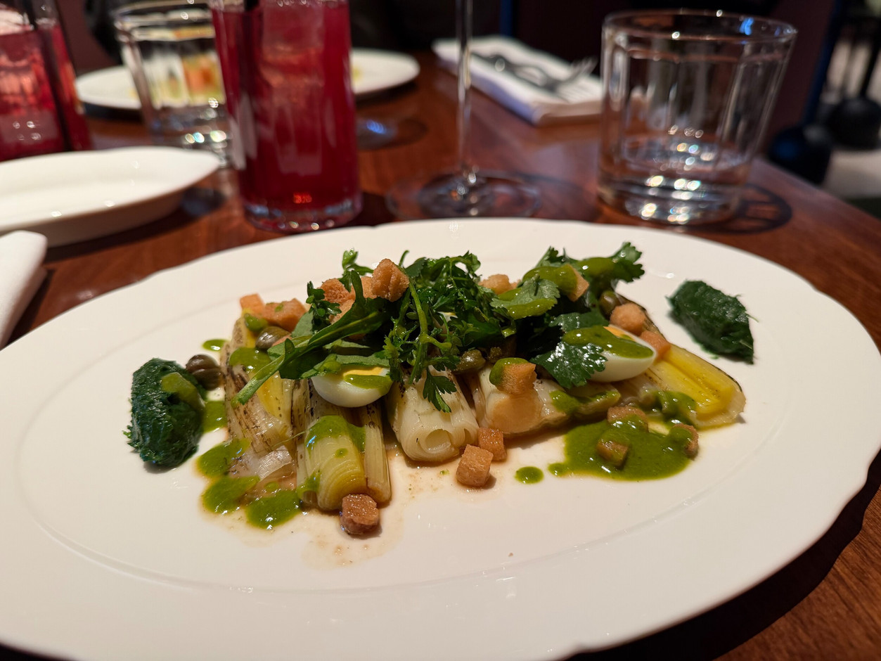 Leek with vinaigrette, served with spinach. An elegant starter, though the vinaigrette is slightly too strong. (Photo: Paperjam)